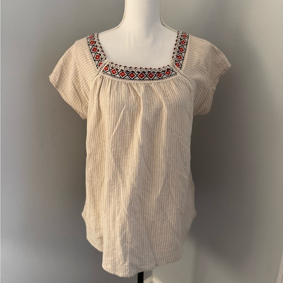 Swagger boutique top. Cream w/embroidered trim. Flowing top. Size L - Picture 1 of 8
